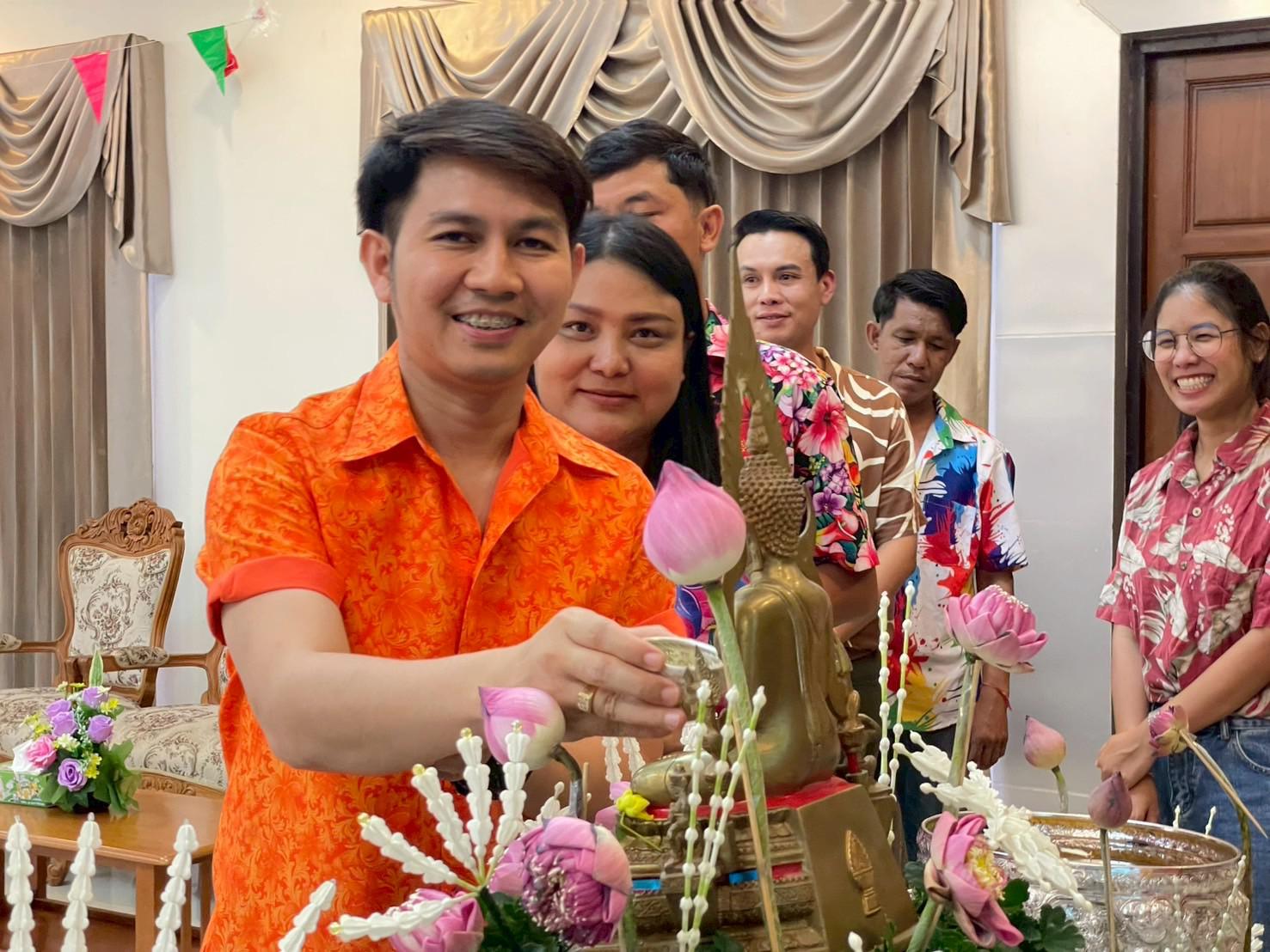53. วันที่ 26 เมษายน 2568 สาขาการบริหารการศึกษา ได้จัดกิจกรรมรดน้ำดำหัวคณาจารย์ระดับบัณฑิตศึกษา ประจำสาขาการบริหารการศึกษา ณ ห้องประชุมครุร่มสัก 1 ชั้น 3 อาคารคณะครุศาสตร์